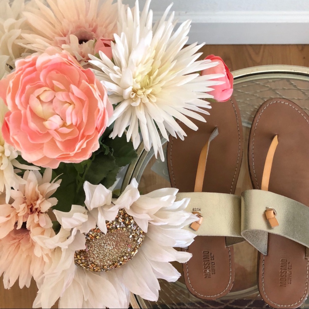 3 items for $25❣️❣️❣️ SALE  ❣️❣️❣️ Mossimo Gold Sandals